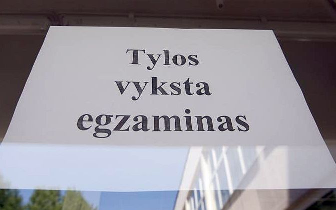 Užrašas ant egzamino salės durų