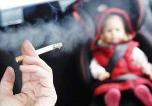 Ar galima rūkyti automobilyje su vaikais