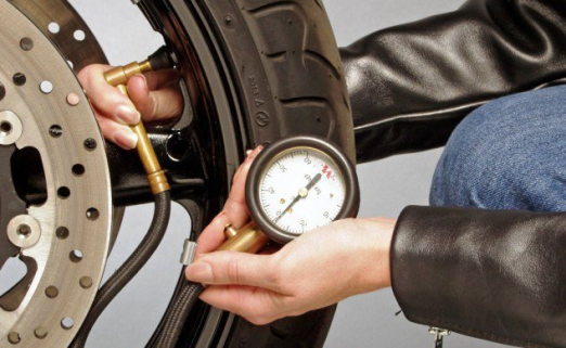 6 slegis tikrinamas manometru