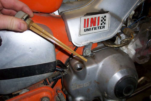 2 motociklo variklio tepalo lygio matavimas