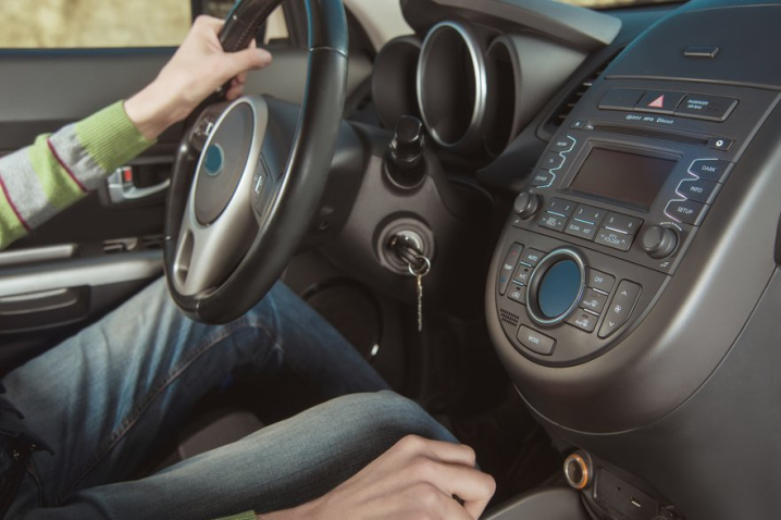 Parodykite arba pasakykite kaip uzrakinamas ir atrakinamas vairo uzraktas Regitr