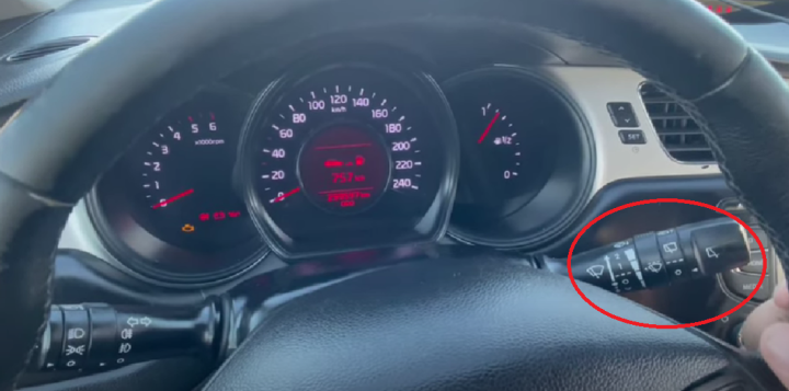 Parodykite kaip tikrinsite ar veikia priekinio ir galinio langu plovimo sistema.