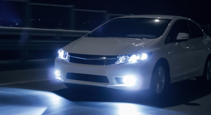 kaiptikrinsite automobilio zibintus